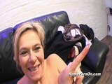 Titten MILF saugt Schwanz leer