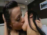 Twins kissing for the very first time, hermanas besandose